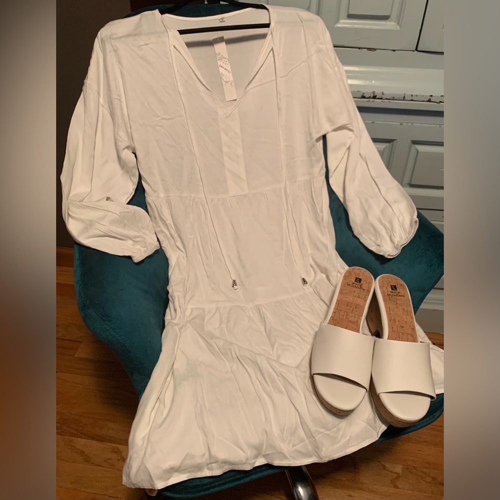 Cute white 2 tier dress size L New. Great for this time of year.
